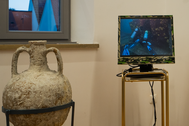 "In der Tiefe" - Ausstellung der Friedberger Kunstspechte e.V. in der Friedberger Archivgalerie. Dr. Jürgen Lindolf präsentierte die Tiefe in bewegten Bildern vom Tauchgang zu einem Schiffswrack | Foto: FSeventfoto