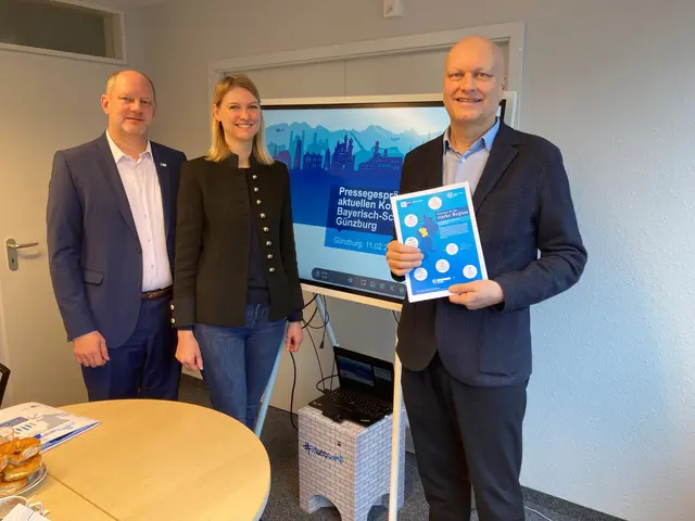Oliver Stipar, Regionalgeschäftsführer Westschwaben (links), Petra Fischer-Steber, Vorstand RV Günzburg (Mitte), Hermann Hutter, Vorstandsvorsitzender RV Günzburg (rechts). Foto: myheimat