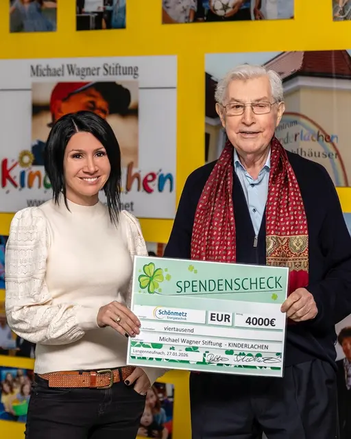 Eine strahlende Betty Schönmetz, Inhaberin von Energietechnik Schönmetz, übergibt den Spendenscheck an Michael Wagner von der Stiftung "Kinderlachen". | Foto: Energietechnik Schönmetz