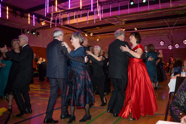Mehr als 500 Besucher feierten beim 52. Ball der Margerite in der Friedberger Max-Kreitmayr-Halle. Der Wohltätigkeitsball vom Kreisverband Bayerisches Rotes Kreuz Aichach Friedberg gilt als ein großes, gesellschaftliches Highlight. | Foto: FSeventfoto