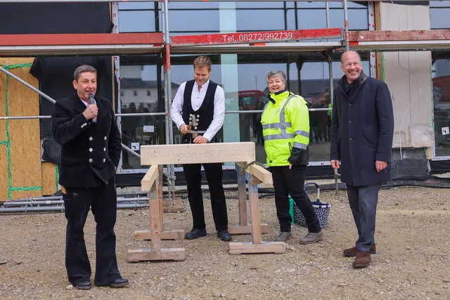 Grund zum Feiern gab es Anfang der Woche auf der Baustelle des neuen Umweltkompetenzzentrums in Langerringen, als Landrat Martin Sailer (rechts) und Daniela Bravi, Werkleiterin des Abfallwirtschaftsbetriebs (Zweite von rechts), im kleinen Rahmen zu einem Richtfest einluden. | Foto: Lina Prinzensing