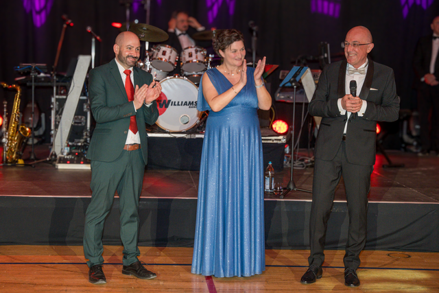 52. Ball der Margerite vom BRK-Kreisverband Aichach Friedberg - v.l.: Organisator Peter Rauscher, Cornelia Böhm und Dr. KLaus Metzger begrüßen die Ballgäste | Foto: FSeventfoto