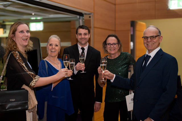 52. Ball der Margerite vom BRK-Kreisverband Aichach Friedberg - Zum Empfang gab's ein Gläschen Sekt | Foto: FSeventfoto