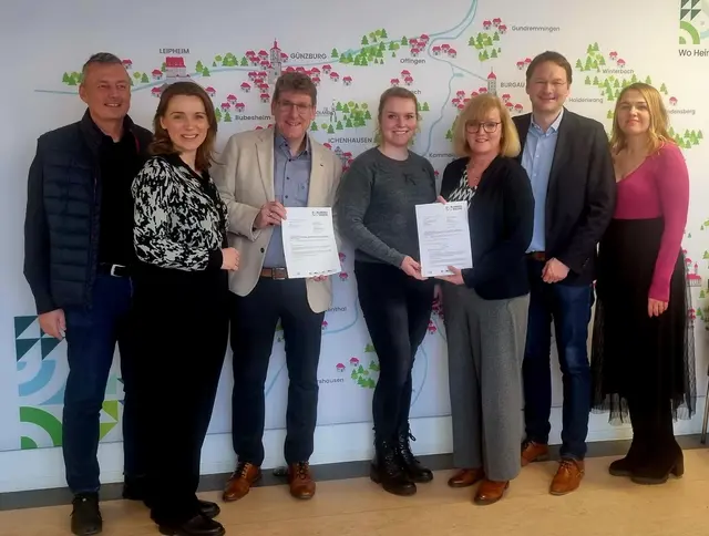 Reinhard Löffler (WWA Donauwörth), Günzburgs Landtagsabgeordnete Jenny Schack, Burgaus Bürgermeister Martin Brenner, Jacqueline Kuen (Landratsamt Günzburg), Gudrun Seidel (WWA Donauwörth), Landrat Hans Reichhart und Andrea Hofmann (Landratsamt Günzburg) bei der Übergabe des Planfeststellungsbescheids.  | Foto: Angela Brenner / Landratsamt Günzburg