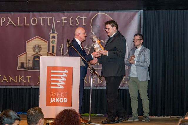 Mit dem Jakobsbecher werden jene Menschen geehrt, die sich in besonderer Weise um den christlichen Geist Friedbergs verdient gemacht haben. So auch Aichach-Friedbergs Landrat Dr. Klaus Metzger. Im Bild v.l.: Dr. Klaus Metzger, Stadtpfarrer Pater Steffen Brühl und Julian Schmidt, Vorsitzender vom Pfarrgemeinderat | Foto: FSeventfoto