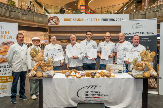 Sechs Bäckereien der Bäcker-Innung Augsburg stellten sich vom 28. bis 30. Januar in der Augsburger City-Galerie der freiwilligen Brot- Semmel und Krapfenprüfung durch das Deutsche Brotinstitut e.V. aus Berlin. Für die Brote und Semmeln der beteiligten Bäcker gab es durchwegs beste Bewertungen. | Foto: FSeventfoto