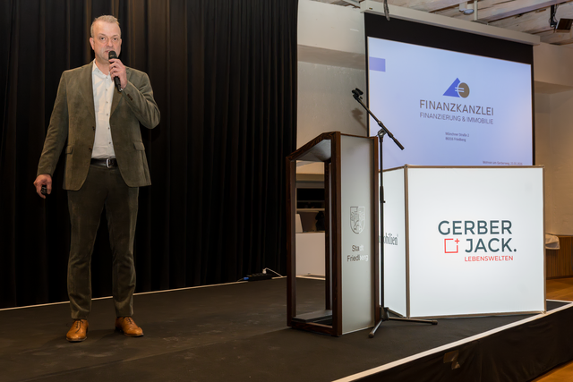 „Wohnen am Gerberweg“ Gerber+Jack Lebenswelten - Christian Hintermair (Finanzkanzlei Hintermair Friedberg) referierte über die Finazierungsmöglichkeiten für die künftigen Wohnungseigentümer | Foto: Foto: FSeventfoto