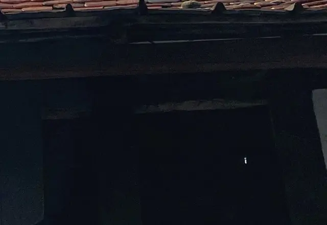 Die Drohne fliegt durch offenes Fenster und schaut sich in der Scheune der Nachbarn
herum.  | Foto: Copyright