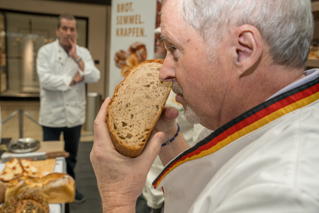Bäckerinnung Augsburg - Brot- Semmel- und Krapfenprüfung 2026 in der Augsburger City-Galerie - Brotprüfer Manfred Stiefel vom Deutschen Brotinstitut hatte volles Programm | Foto: FSeventfoto