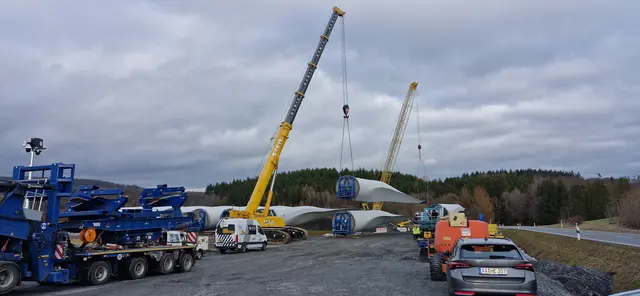 10.und 11te Rotor wird auf den Zwischenlagerplatz gehieft.