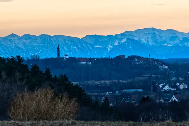 Friedberg vor den Alpen.