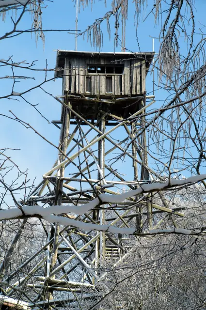 Dieser Aussichtsturm auf der Viktorshöhe ist schon vor Jahren in sich zusammen gebrochen Archivbild vom 31.01.2012 