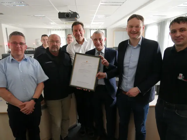 : Vor 50 Jahren ging die erste Rettungsleitstelle in Schwaben in Krumbach in Betrieb: Stephan Riethmüller (Stellvertretender Leitstellenleiter), Thomas Reitmayer (Mitarbeiter), Peter Holzmüller (Abteilungsleiter (komm.) Integrierte Leitstellen der Landesgeschäftsstelle), Daniel Stumpp (Mitarbeiter), Krumbachs Bürgermeister Hubert Fischer, Reiner Wolf (Leitstellenleiter), Landrat Hans Reichhart und Christoph Wolf (Mitarbeiter) mit der Urkunde.  | Foto: Benjamin Sigmund / Landratsamt Günzburg