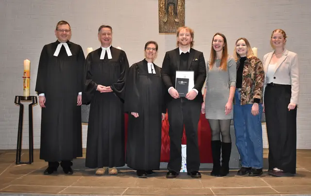 Einsegnung des neuen Diakons Alexander Schiller (Bildmitte) in der Auferstehungskirche