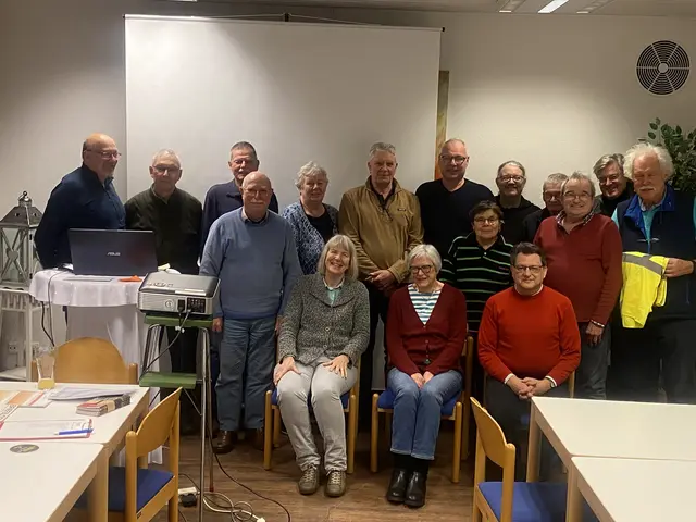 Frisch rein ins Jahr 2️⃣0️⃣2️⃣6️⃣!!! Mit gelber Protest-Weste: Der harte Kern der ADFC-Aktiven auf der Jahresversammlung mit den Sprechern Tom Finkes (l.) und Dr. Reinhard Spörer (r.) Zwischen diesen beiden von links: Rainer, Rudi, Joachim, Annette, Ulla, Ulrich, Friederike, Bernd, Elke, Jens, Heiko, Siegmund, Reinhard und Friedhelm | Foto: ADFC Langenhagen