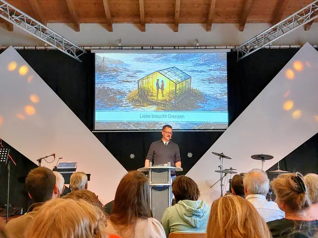 Martin Sakals am 8. Februar 2026 im Gottesdienst der Landsberger Vineyard-Gemeinde zum „Start in die MarriageWeek“ | Foto: Archiv des Landsberger MarriageWeek-Forums 