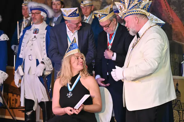Verleihung des Ordens „humoris causa“ an Katharina Sterzer