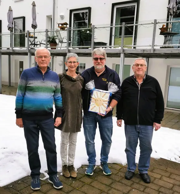 Spendenübergabe einer Abordnung des MGV 1903 Cäcilia Anzefahr 
von links nach rechts: Oskar Büttner (MGV Anzefahr), Koordinatorin der Ehrenamtlichen im Hospiz und Geschäftsführerin des Hospizes, Frau Dorothea Neubauer, Elmar Dörr (1. Vorsitzender des MGV Anzefahr), Winfried Bauerbach (MGV Anzefahr) | Foto: Hospiz Marburg