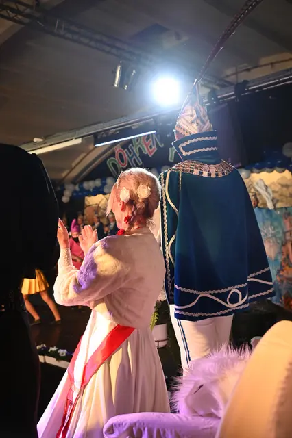 Prinzessin und Prinz verfolgen das Programm