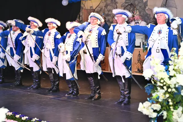 Säbel präsentieren: Parade der Funkengarde