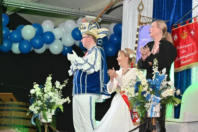 Prinzessin und Prinz verfolgen das Programm