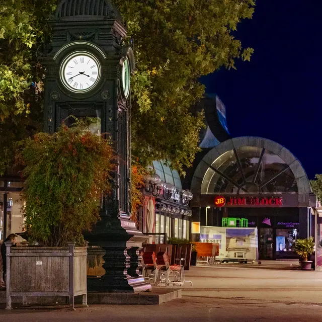 Frühe Morgenstimmung an der Kröpcke-Uhr