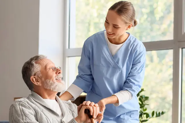 Die Wahrscheinlichkeit für das Eintreten des Pflegefalls wird oft unterschätzt: Tatsächlich werden im statistischen Durchschnitt etwa drei von vier Personen in Deutschland im Laufe ihres Lebens pflegebedürftig.
 | Foto: DJD/Allianz/Pixel-Shot - stock.adobe.com