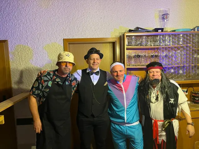 Viel Arbeit in der Vorbereitung, aber sichtich Spaß und Stolz hatte das Organisatorenteam um (v.l.) Gesellschaftswart Tom Nagel, Vorstand Michael Kreutmayr, "Beikoch des Abends" Florian Brinkmann, Vorstand Nico Bartelt
