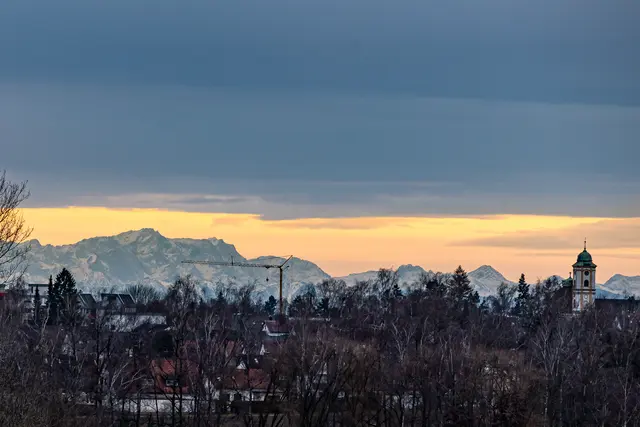 Hier noch einmal die Wallfahrtskirche Herrgottsruh und die Zugspitze - der höchste Berg Deutschlands - in der linken Bildhälfte.