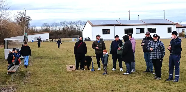 Zahlreiche Vereinsmitglieder beteiligten sich am Aufbau der neuen Tribüne am Erlinger Sportgelände. | Foto: Peter Heider