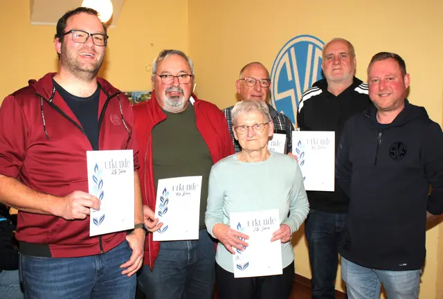 Ehrender und Geehrte beim SV 1967 Erlingen (von links): Martin Schmidt, Willi Zärle, Anna Paula, Reinhard Leix, Wolfgang Mayr und Vorsitzender. | Foto: Peter Heider