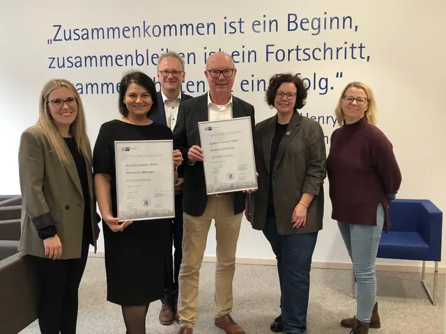 Foto: Strahlende Gesichter nach der Unterzeichnung der Schulpartnerschaft v.l.n.r.: Nadine Maier, Ramona Meinzer, Jens Walter, Uwe Seifferer, Stefanie Klein, Tina Strizrep.