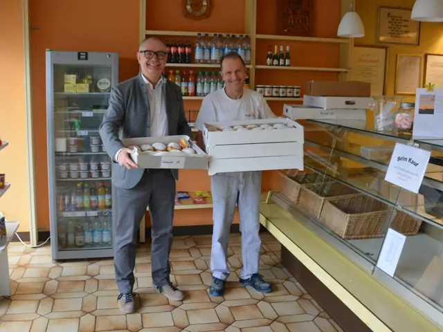 Michael Wörle, Erster Bürgermeister, holt 170 Krapfen bei der Bäckerei Jindra ab und verteilt diese im Rathaus und in den Außenstellen an Kolleginnen und Kollegen. Michael Wörle, Erster Bürgermeister, und Alois Jindra von der Gersthofener Bäckerei Jindra.

 | Foto: Stadt Gersthofen (Kai Schwarz)
