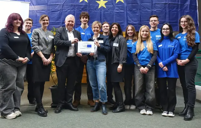 MdEP Markus Ferber, Schulleiterin Anja Heßlinger sowie Simone Götz (Mitte) und Barbara Heinrich (3. von links) freuen sich mit Schülern der AG EPAS über die Auszeichnung als Botschafterschule | Foto: Hans-Leipelt-Schule Donauwörth