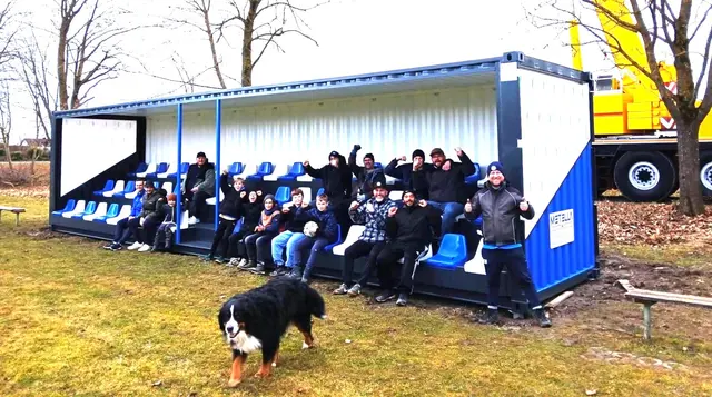Nachdem die Tribüne installiert war durften die zahlreichen Helfer auf den blau-weißen Schalensitzen zum Probesitzen Platz nehmen. | Foto: Peter Heider
