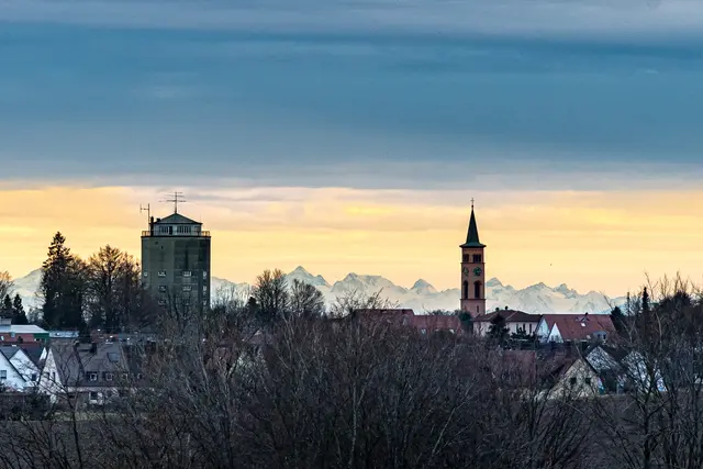 Die Stadtpfarrkirche St. Jakob und der Wasserturm.