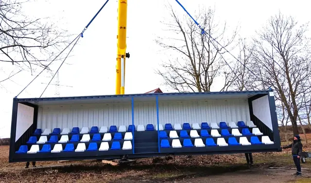 Die neue Tribüne des SV Erlingen wurde in Italien maßgerecht gebaut. | Foto: Peter Heider