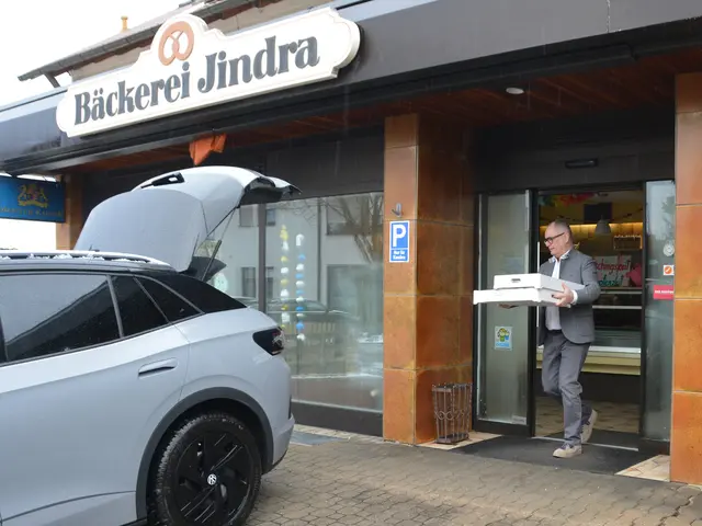 Michael Wörle, Erster Bürgermeister, lädt die Rosenmontags-Krapfen für die städtischen Mitarbeiterinnen und Mitarbeiter ein und fährt diese persönlich zu den Außenstellen. | Foto: Stadt Gersthofen (Kai Schwarz)