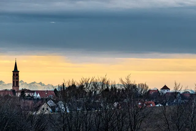 Die Stadtpfarrkirche St. Jakob und das Wittelsbacher Schloss.