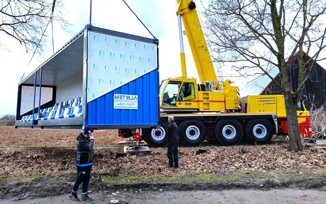 Mit einem Fahrzeugkran wurde die neue Tribüne an der Erlinger Sportanlage aufgestellt. | Foto: Peter Heider