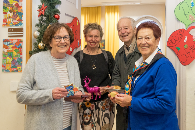 120 Jahre Mädchenschule Friedberg -Hilfe für Ndanda/Tansania - Mit den Einnahmen aus den Verkäufen in der Adventszeit unterstützen Friedbergs Lehrer und Schüler. V. li.: Brigitte Hagen, Helga Jonson-Rieger, Erwin Ziegenaus, Martha Reißner  (Archivbild) | Foto: FSeventfoto
