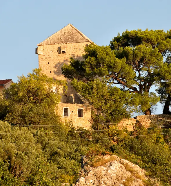 Die Turmburg „Zalina Kula“ in Igrane