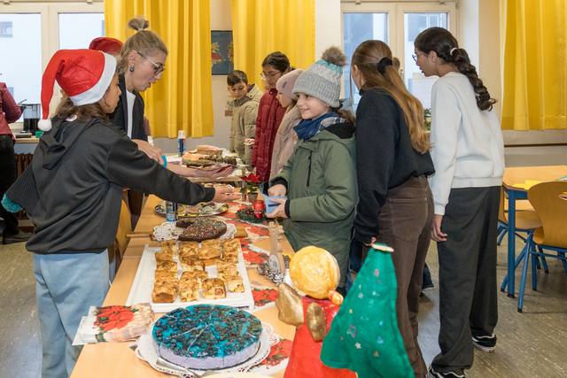 120 Jahre Mädchenschule Friedberg -Hilfe für Ndanda/Tansania - Mit den Einnahmen aus den Verkäufen in der Adventszeit unterstützen Friedbergs Lehrer und Schüler  (Archivbild) | Foto: FSeventfoto