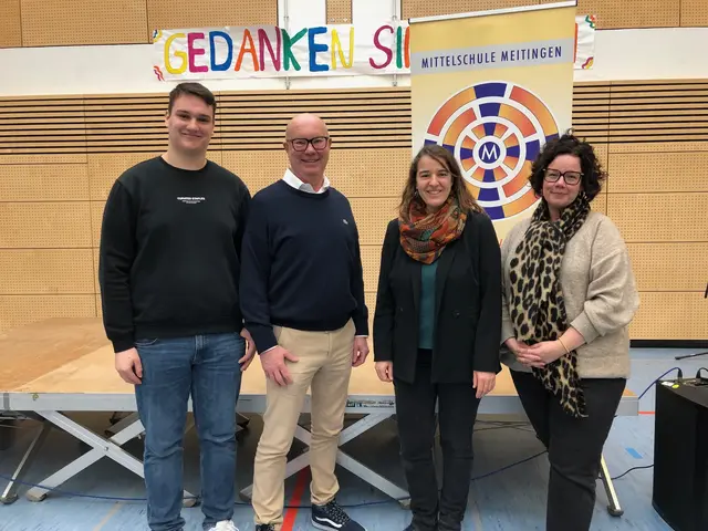 Foto: Die Bundestagsabgeordnete Heike Heubach (Zweite von rechts) war zu Gast an der Mittelschule in Meitingen. Mit ihr freuen sich Schülersprecher Mato Zelic, Rektor Uwe Seifferer und Konrektorin Stefanie Klein.