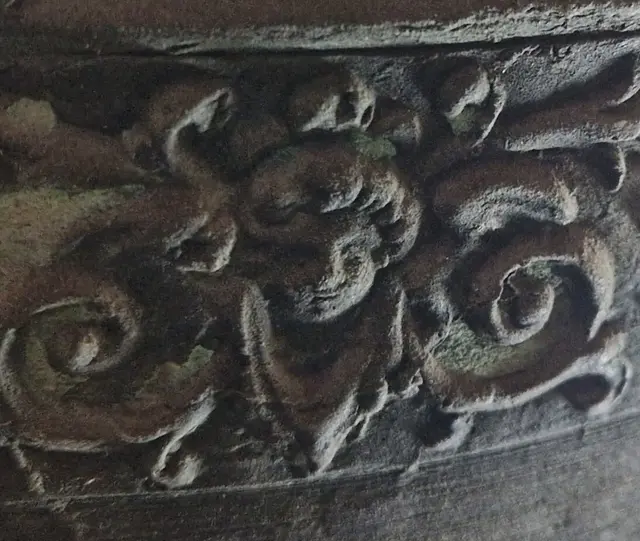 Details der Glocke in der alten Kirche Allendorf/Eder von Johann Georg &amp; Johannes Schneidewind in Frankfurt 1774 gegossen