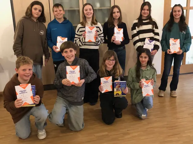 Foto: Die 12-jährige Petra (hintere Reihe Zweite von rechts) entschied den Vorlesewettbewerb auf Kreisebene für sich. Sie tritt auf Bezirksebene in Mering an.
