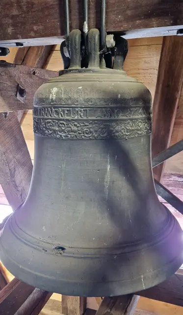 Glocke in der alten Kirche Allendorf/Eder von Johann Georg &amp; Johannes Schneidewind in Frankfurt 1774 gegossen