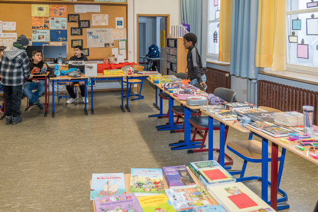 120 Jahre Mädchenschule Friedberg -Hilfe für Ndanda/Tansania - Mit den Einnahmen aus den Verkäufen in der Adventszeit unterstützen Friedbergs Lehrer und Schüler  (Archivbild) | Foto: FSeventfoto