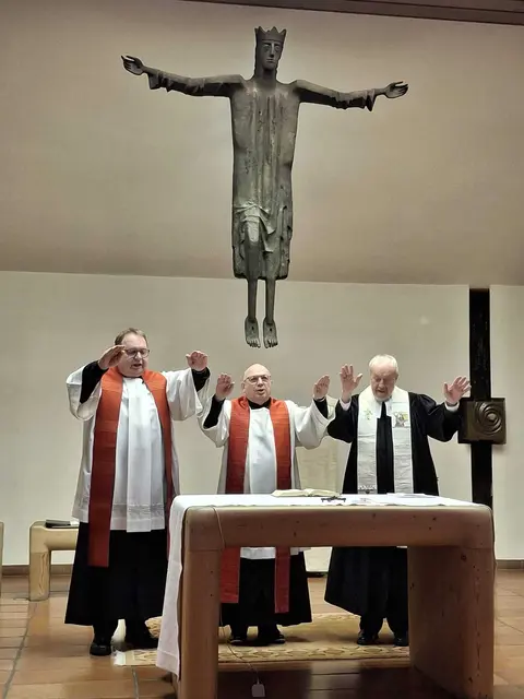 Foto: Eine ökumenische Vesper feierten in der Hauskapelle des Christkönigs-Instituts Meitingen v.l.n.r. Pfarrer Gerhard Krammer, Domvikar Ulrich Müller und der evangelische Ruhestandsgeistliche Walter Lost. (Bild: Walburga Kimmel)