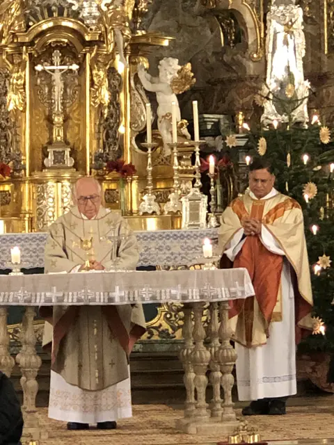 Foto: Monsignore i. R. Karl Kraus (links) und Pfarrer Norman D´Souza feierten in der Klosterkirche von Holzen einen Gottesdienst für die verstorbenen Mitglieder des Vereins für ambulante Krankenpflege.